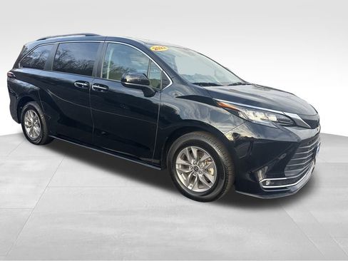 Used 2022 Toyota Sienna XLE image 10
