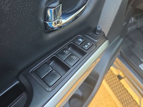 Used 2019 Nissan Titan SV w/ SV Convenience Package AWD/4WD image 11