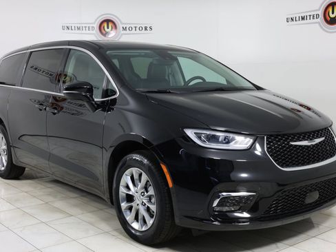 Used 2024 Chrysler Pacifica Touring-L image 34