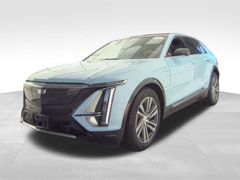 Used 2024 Cadillac Lyriq Luxury AWD/4WD image 2