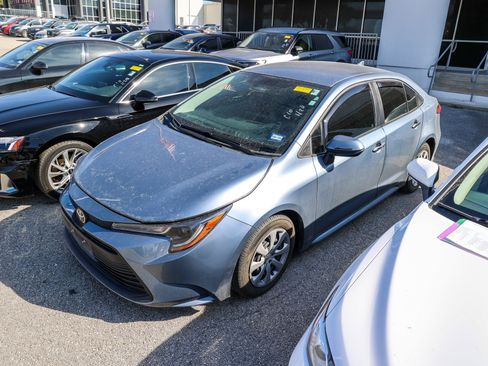 Used 2023 Toyota Corolla LE image 3