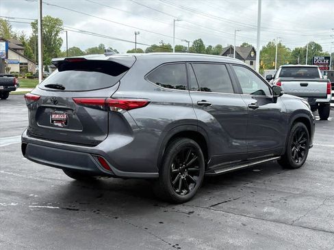 Used 2023 Toyota Highlander XLE FWD image 3