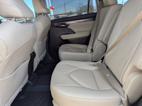 Used 2021 Toyota Highlander Limited image 19