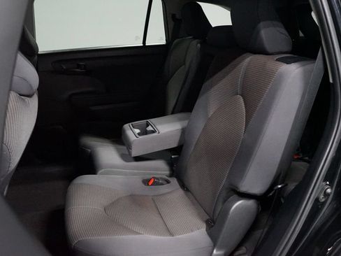 Certified 2024 Toyota Highlander LE FWD image 29