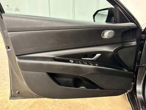 Used 2021 Hyundai Elantra SEL w/ Preferred Accessory Package FWD image 17