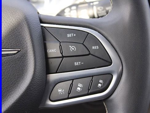 Used 2023 Chrysler Pacifica Touring-L image 32