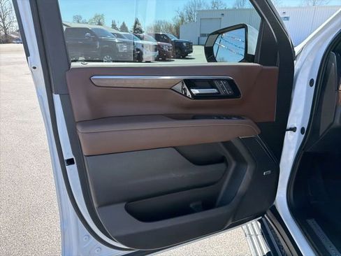 Used 2025 Chevrolet Suburban High Country AWD/4WD image 28
