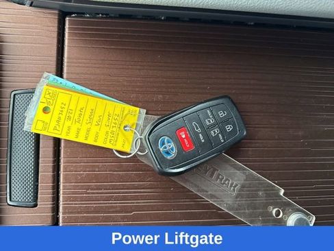 Used 2021 Toyota Sienna XLE image 10