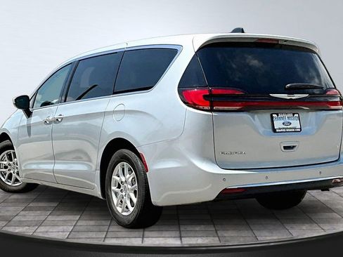 Used 2023 Chrysler Pacifica Touring-L FWD image 4
