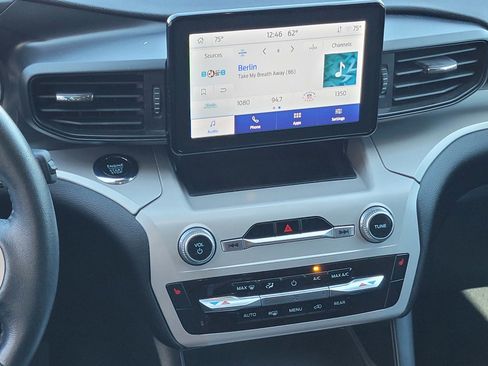 Used 2023 Ford Explorer XLT image 11