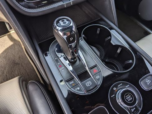 Used 2018 Bentley Bentayga AWD/4WD image 26