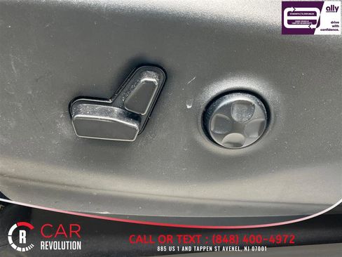 Used 2024 Chrysler Pacifica Touring-L FWD image 33