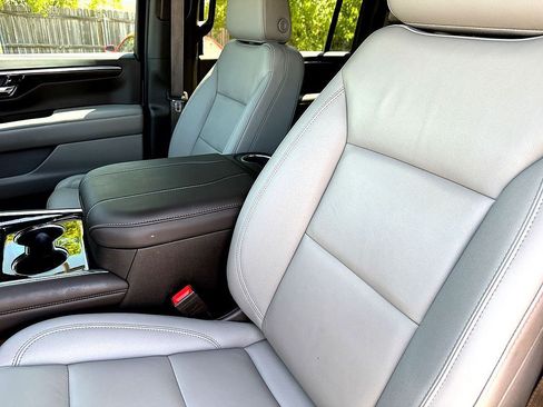 Used 2025 Chevrolet Suburban LT w/ Comfort Package RWD image 13