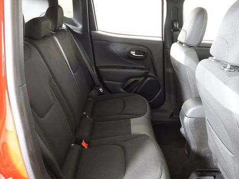 Used 2020 Jeep Renegade Altitude FWD image 28