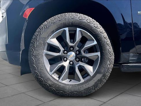 Used 2022 Chevrolet Suburban LT image 10