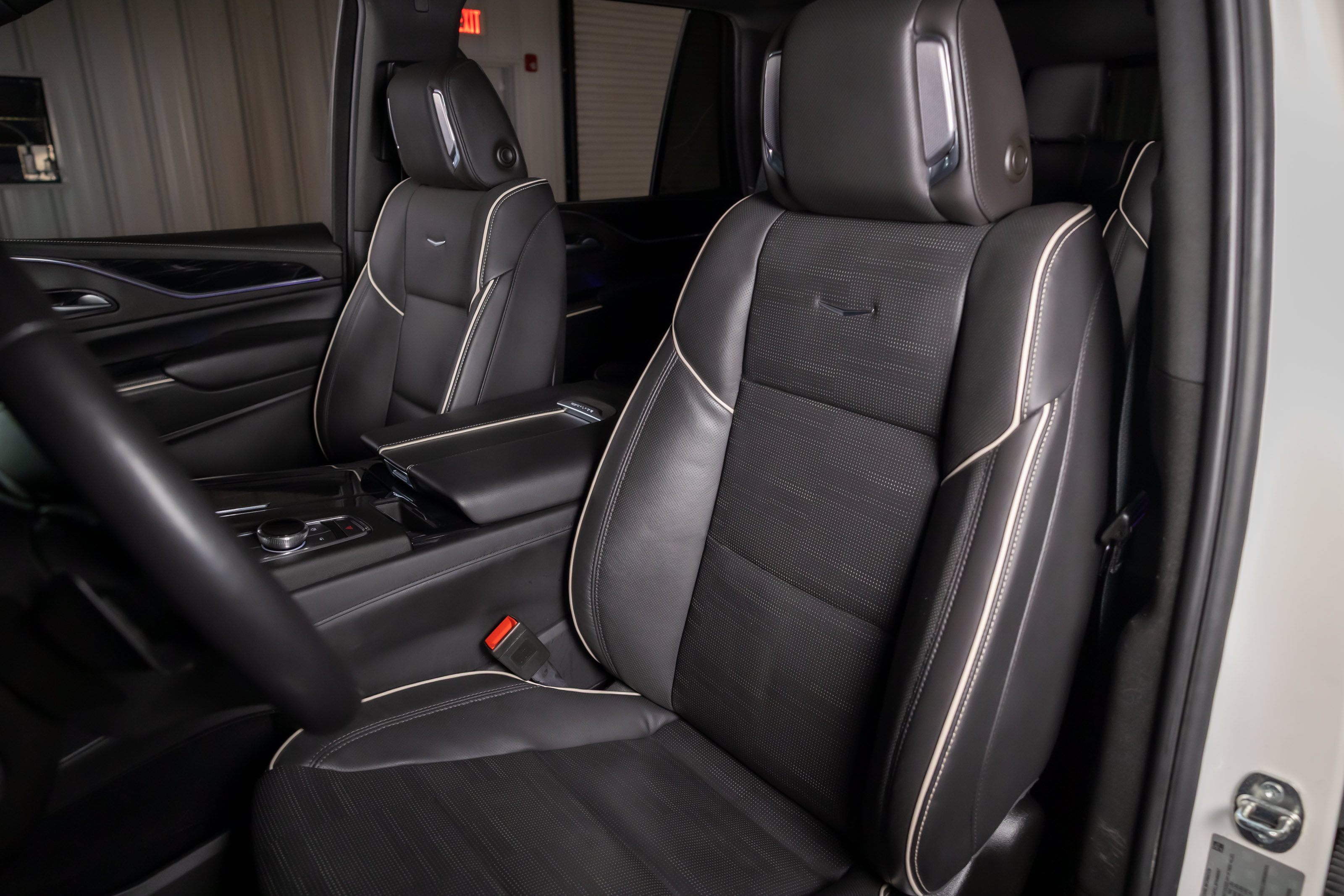 Used 2023 Cadillac Escalade Sport w/ LPO, ONYX Package AWD/4WD image 5