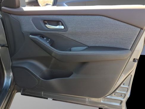 Used 2023 Nissan Rogue SV image 10