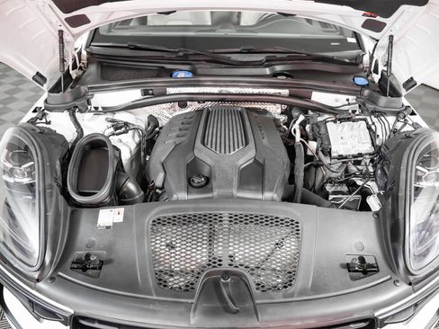Used 2023 Porsche Macan image 16