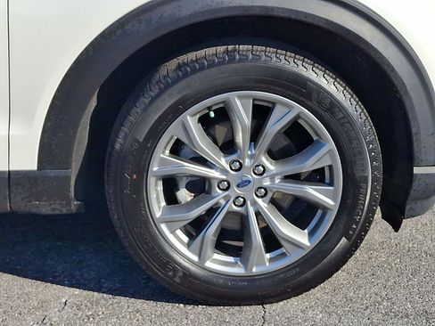 Used 2022 Ford Explorer XLT w/ Equipment Group 202A image 8