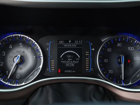 Used 2023 Chrysler Voyager LX image 25