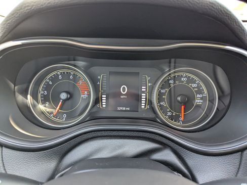 Used 2019 Jeep Cherokee Latitude Plus w/ Cold Weather Group AWD/4WD image 18