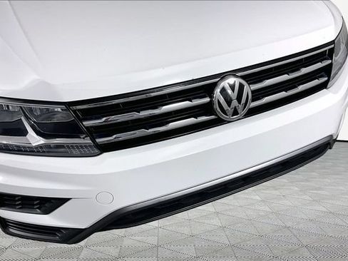 Used 2021 Volkswagen Tiguan SE w/ Panoramic Sunroof Package FWD image 32