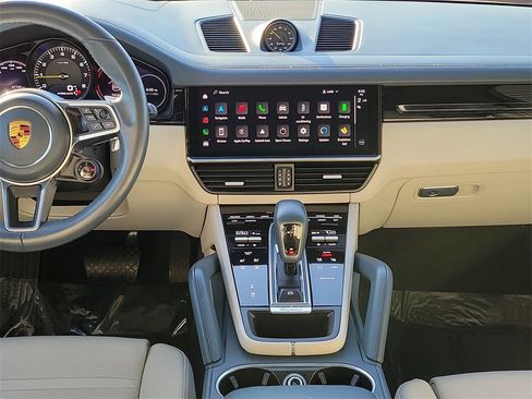Certified 2022 Porsche Cayenne Platinum Edition image 23