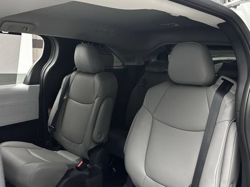 Used 2026 Toyota Sienna XLE FWD image 38