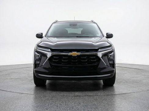 Used 2025 Chevrolet Trax LT w/ LT Convenience Package FWD image 2