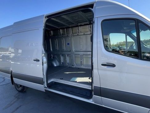 Used 2024 Mercedes-Benz Sprinter 2500 image 6