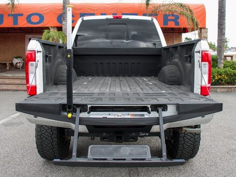 Used 2019 Ford F250 Lariat w/ Chrome Package image 9