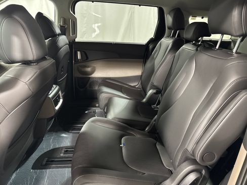New 2026 Kia Carnival EX FWD image 5