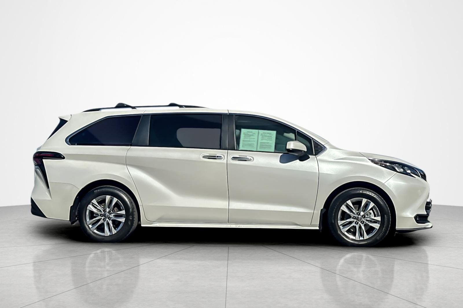 Used 2025 Toyota Sienna XLE w/ XLE Plus Package AWD/4WD image 6