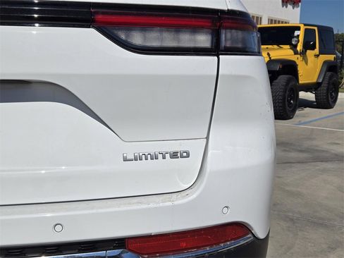 Used 2024 Jeep Grand Cherokee Limited image 11