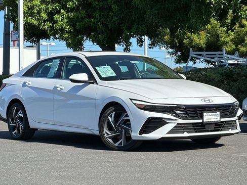Used 2025 Hyundai Elantra SEL FWD image 1