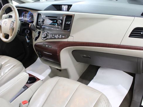 Used 2013 Toyota Sienna XLE image 2