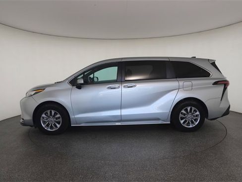 Used 2023 Toyota Sienna XLE image 7