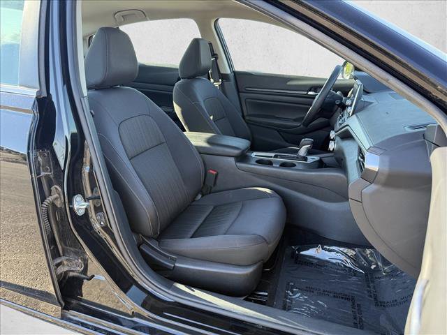 Used 2025 Nissan Altima 2.5 SV FWD image 13
