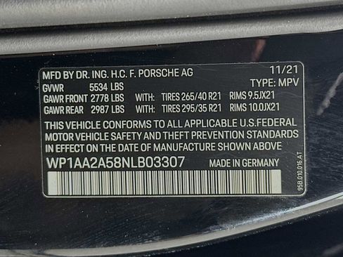 Certified 2022 Porsche Macan AWD/4WD image 32