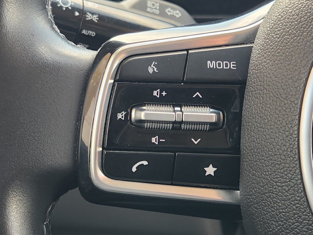 Used 2025 Kia Carnival FWD image 26