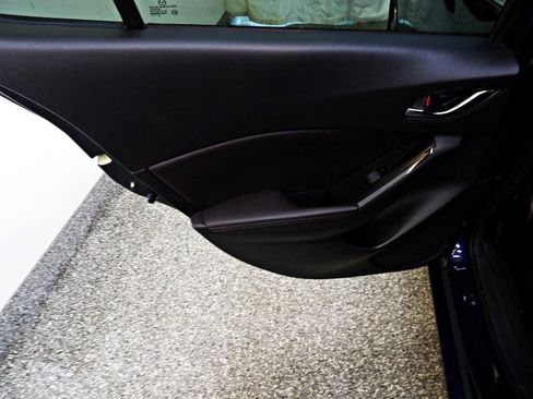 Used 2018 MAZDA MAZDA3 Touring FWD image 9
