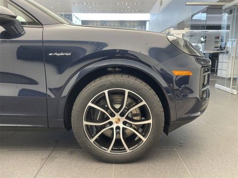 Certified 2025 Porsche Cayenne E-Hybrid Coupe image 9