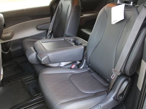 New 2026 Kia Carnival EX FWD image 19