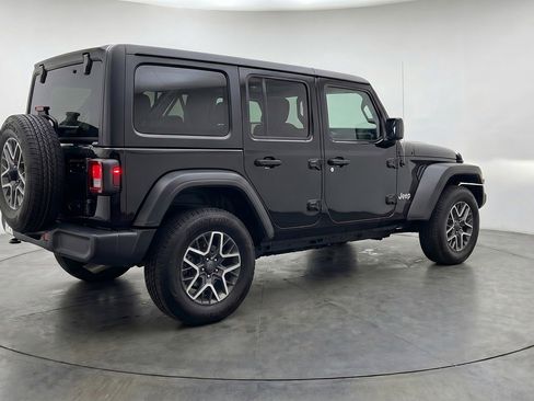 Used 2025 Jeep Wrangler Sahara image 9