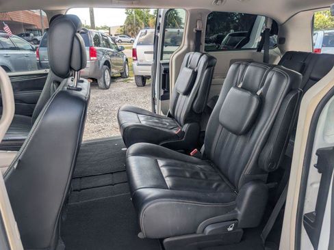 Used 2014 Chrysler Town & Country Touring FWD image 10
