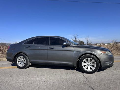 Used 2011 Ford Taurus SE image 2