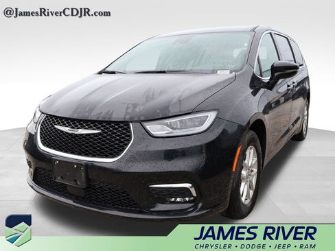 Used 2025 Chrysler Pacifica Select FWD image 2
