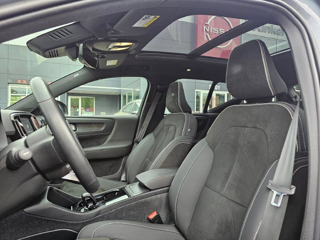 Used 2023 Volvo XC40 Recharge Ultimate AWD/4WD image 18