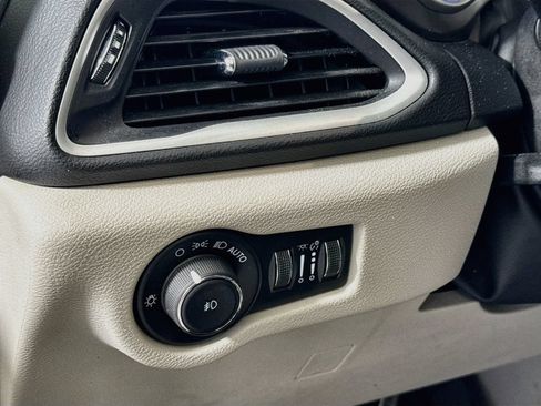 Used 2024 Chrysler Pacifica Touring-L FWD image 10