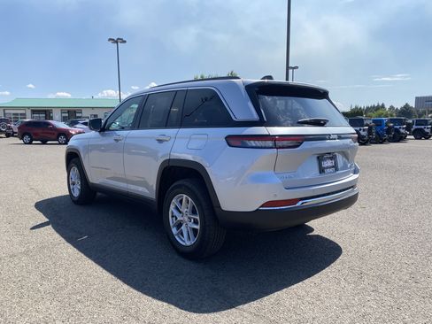 Used 2025 Jeep Grand Cherokee Laredo X w/ Trailer Tow Package image 11